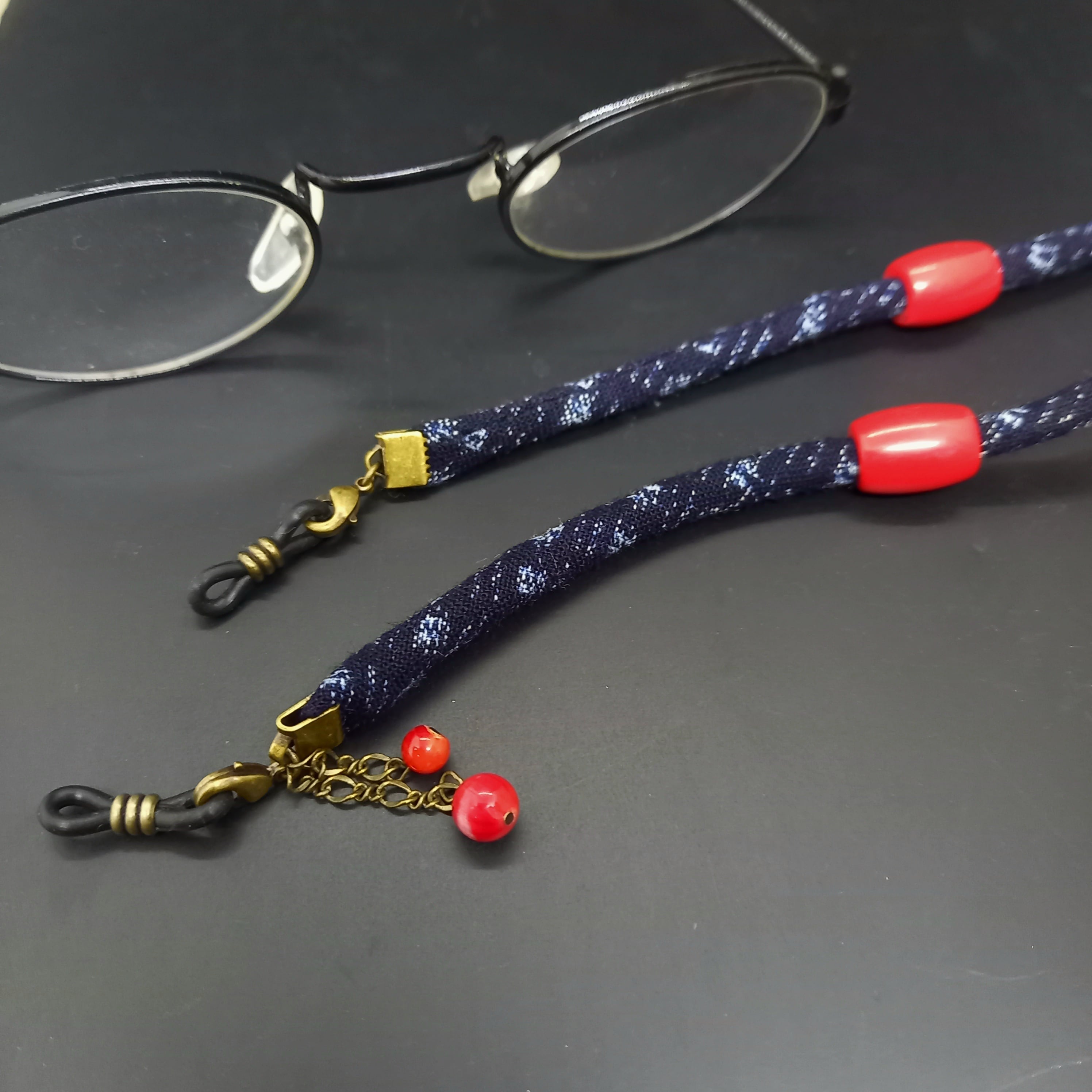 藍染紐と漆玉のメガネ紐