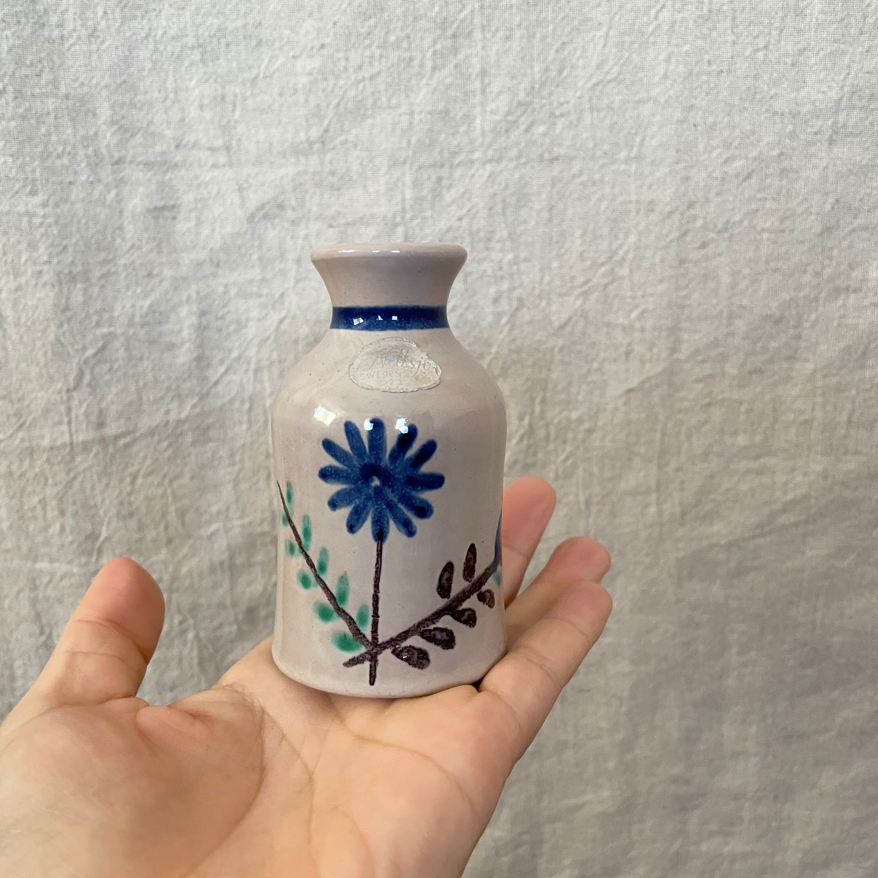 青い花模様の一輪挿し