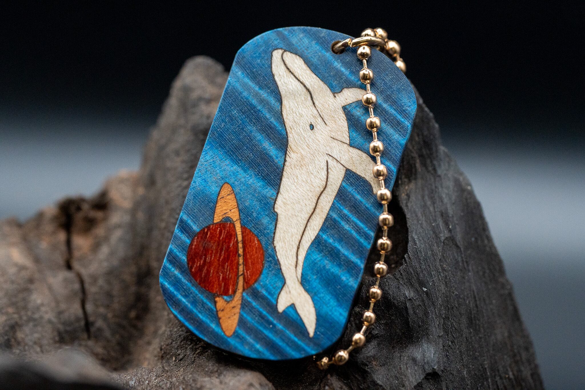 スタビライズウッド トチ 縮杢 ドッグタグ 象嵌 勇魚と惑星