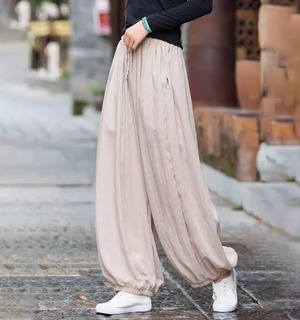 レディース パンツ ボトムス バギーパンツ ロング オーバーサイズ  バルーン 裾絞り ポケット 薄手 かわいい シンプル カジュアル おしゃれ レトロ アジアン エスニック ラフ メンズライク マニッシュ ボーイッシュ 個性的 存在感 ベーシック ナチュラル リラックス ボヘミアン 無地 春 夏 秋 ロングシーズン 学生 デート お出かけ 公園 女子会 休日 ショッピング コンサート ライブ カフェ 楽ちん 体型カバー プチプラ 普段使い 着回し インスタ映え ゆったり ゆる フリーサイズ