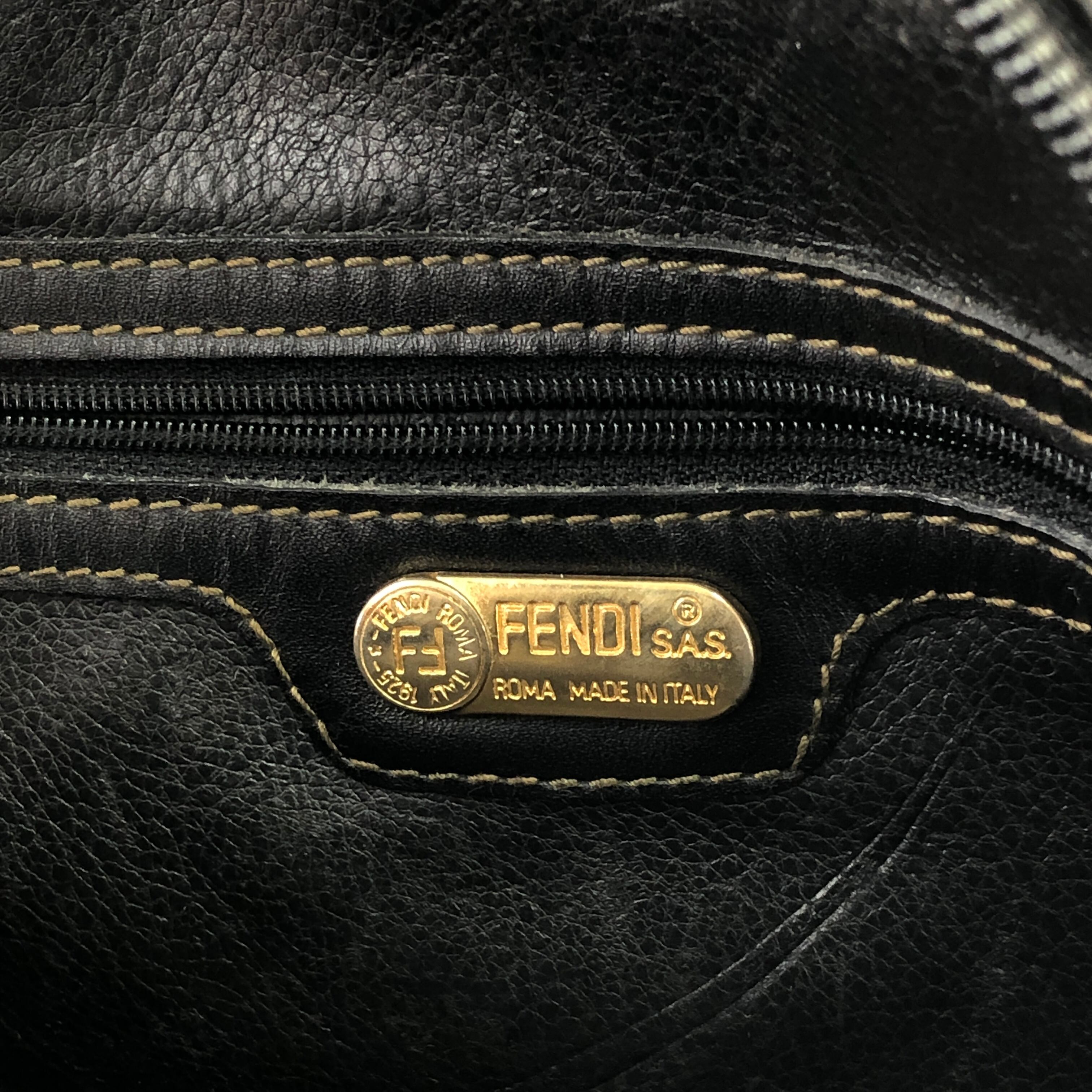 FENDI フェンディ  ズッカ柄 ハンドバッグ ブラック  PVC ラウンド 77gy33 FENDI フェンディ ズッカ柄 ハンドバッグ ブラック PVC ラウンド
