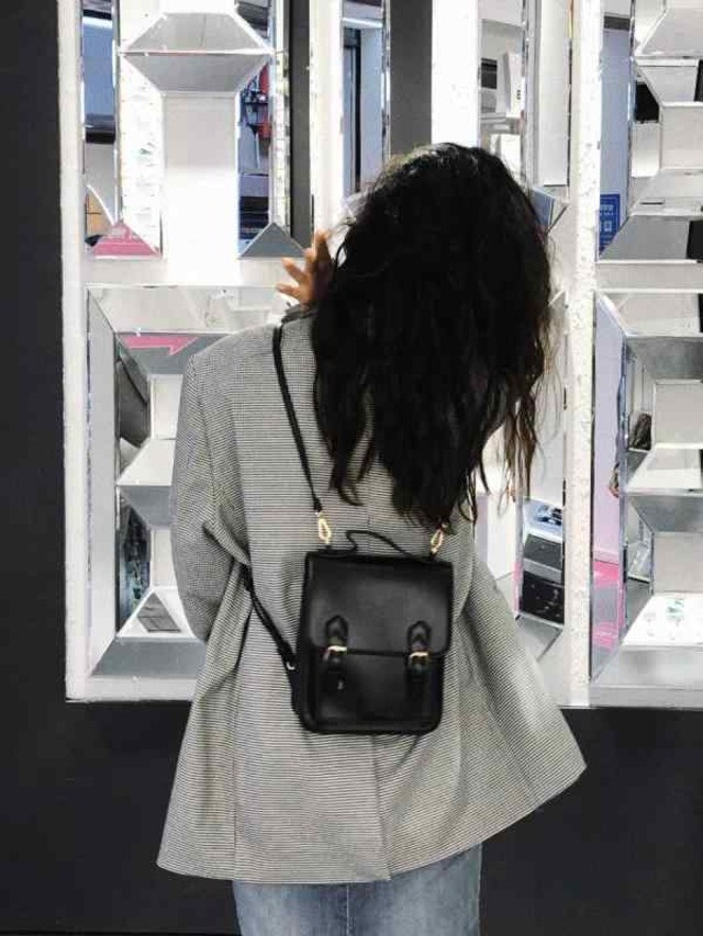 リュック 小さい 可愛い レトロ ミニリュック レディース 韓国系 リュックサック 黒 ブラック 茶色 ブラウン 無地 かぶせ 持ち手 ランドセル風 PUレザー 革バッグ 合皮 バックル かわいい ガーリー 映える スクエア型 四角 ガーリー 女子