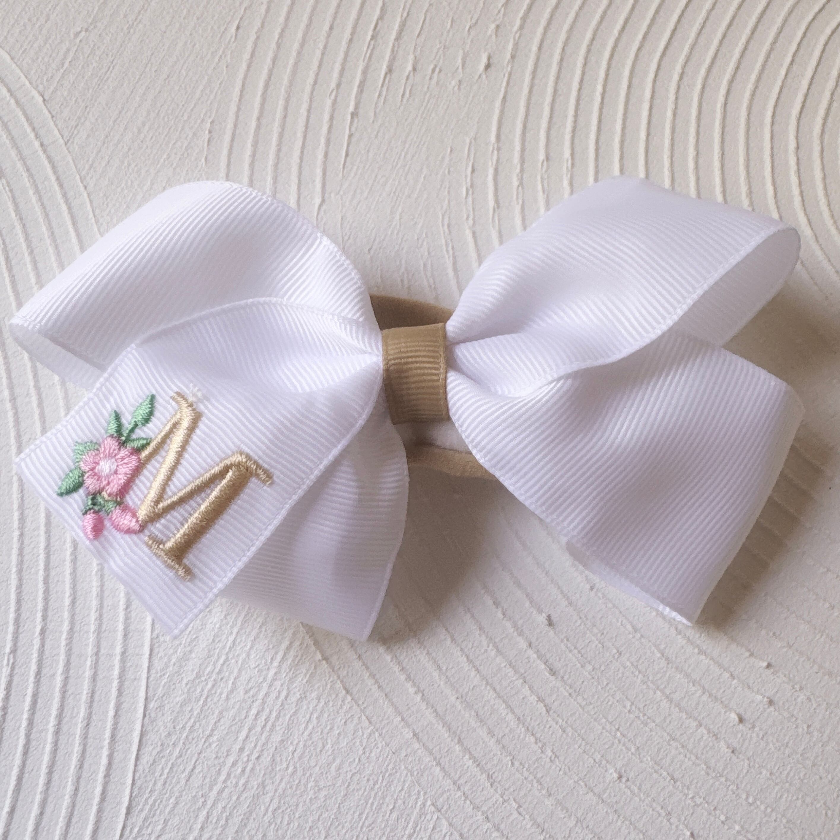 イニシャル大きなおリボン(後ろ支え付き)