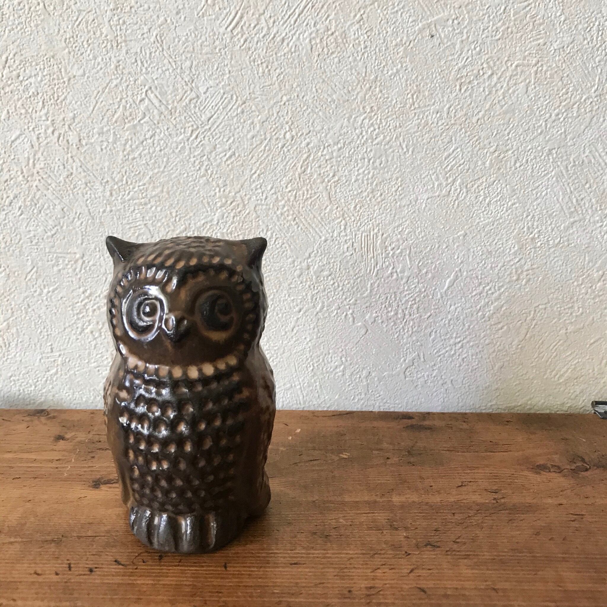 横を見てるフクロウ