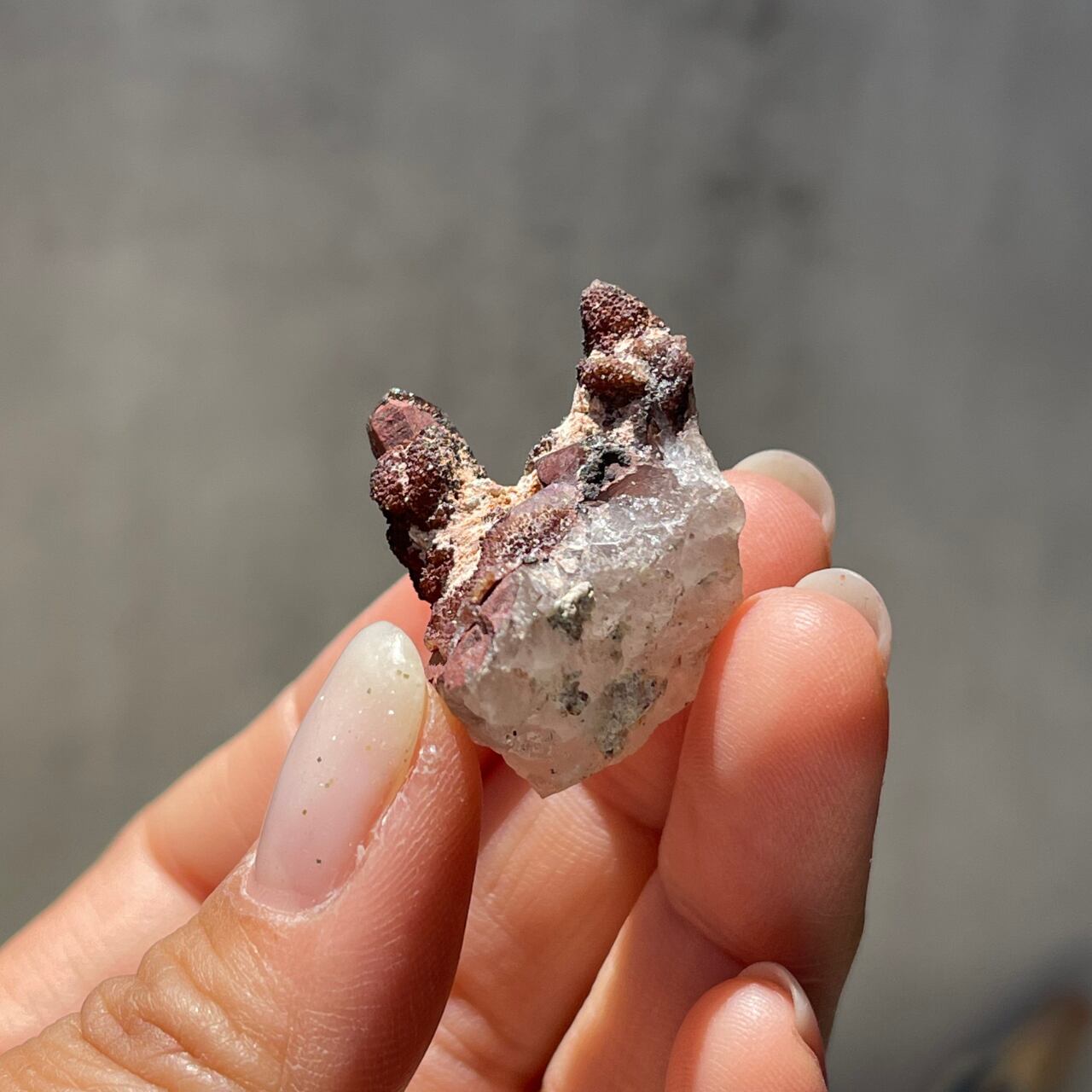 超レア！　パワーストーン　天然石　赤鉄鉱上のルチル結晶　147g　No.319 超レア！ パワーストーン 天然石 赤鉄鉱上のルチル結晶 147g No.319 超