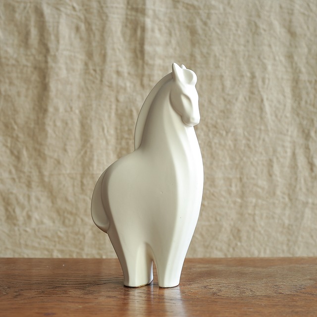 白くてなめらかな陶器の馬