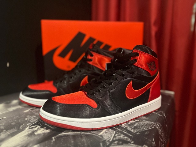 NIKE WMNS AIR JORDAN 1 HI OG SATIN BRED