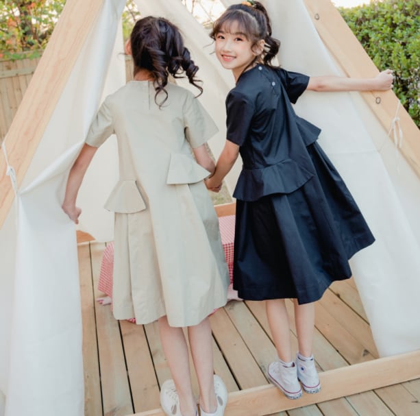 フリルがポイント☆シンプル ひざ丈 ワンピース】 ワンピース 子供服 キッズファッション 子ども フリル アシンメトリー シンプル ひざ丈 Aライン  フレア スカート 子供ドレス 半袖 無地 発表会 結婚式 普段着 入園入学 卒園卒業 春 夏 110 120 130 140 150 160 165  送料 ...