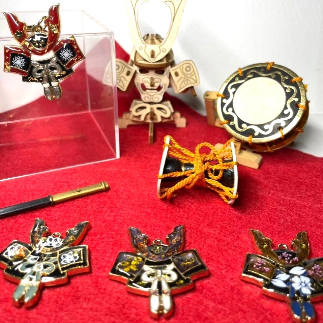 梅と桜の二人静・華×和の色九尾の狐キーホルダー/チャーム 和風 九尾