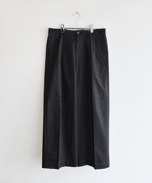 UNIVERSAL PRODUCTS. / 253-60502  2TUCK WIDE CHINO TROUSERS (BLACK)