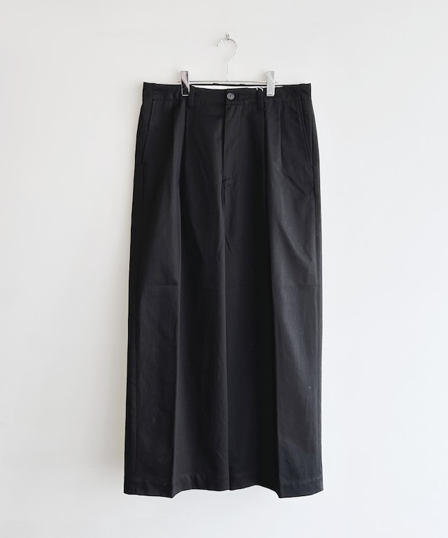 UNIVERSAL PRODUCTS. / 253-60502  2TUCK WIDE CHINO TROUSERS (BLACK)