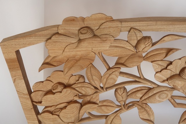 Flowing Camellias ― An Original Wood Relief by Tessō Mori