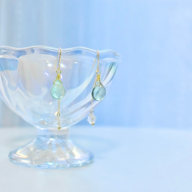 幻想的な光景: 水晶　フローライト　ピアス 14kgf 耳飾り　チェーン　ロングピアス