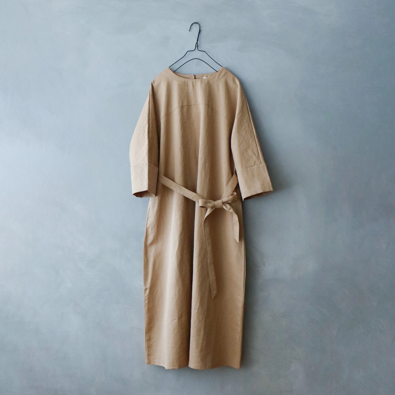 MAGALI コットンヘンプ.ウェザー バックボタンワンピース ベージュ 