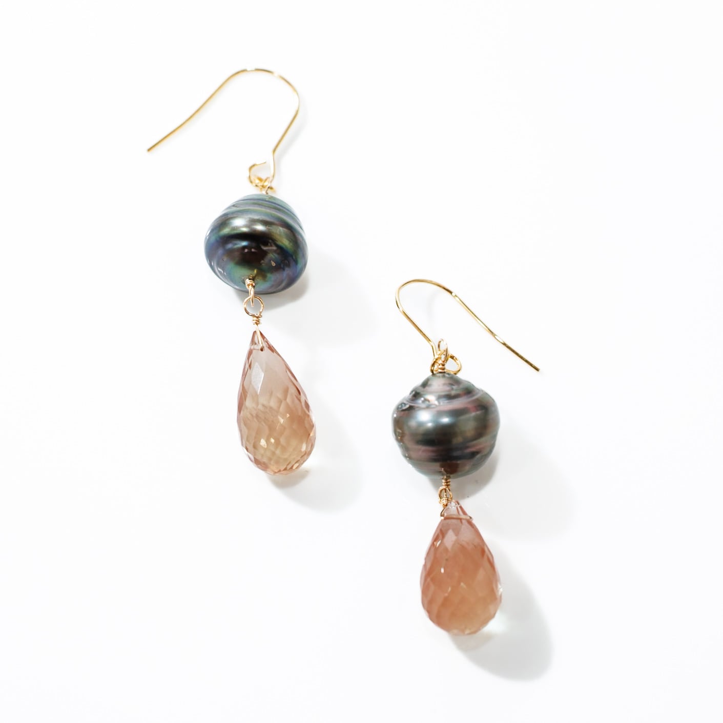 タヒチアンパールとアンデシンの揺れるピアス