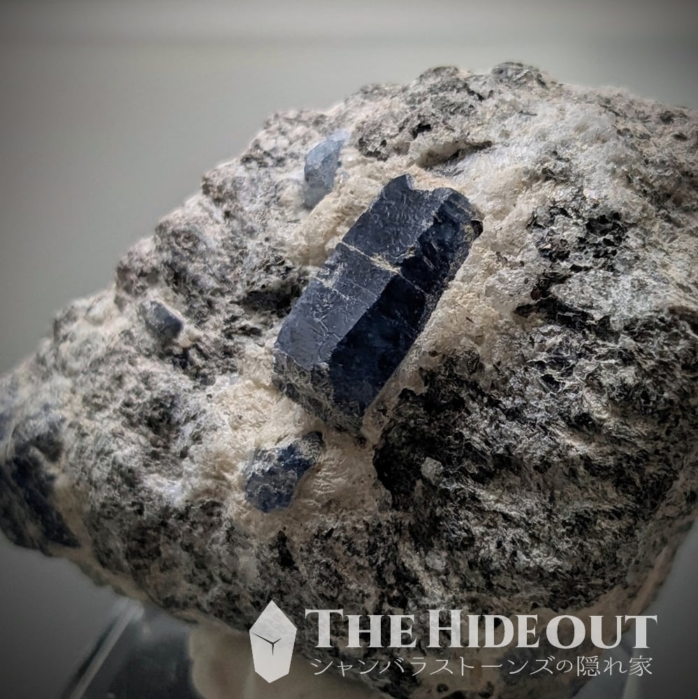 ヒマラヤ産鉱物原石標本010 タプレジュン地区産コランダム（サファイア