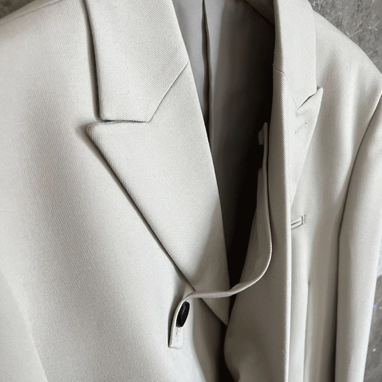 軽やかで大人っぽいニッチなハイエンドデザインセンスを体現した一着　SU017