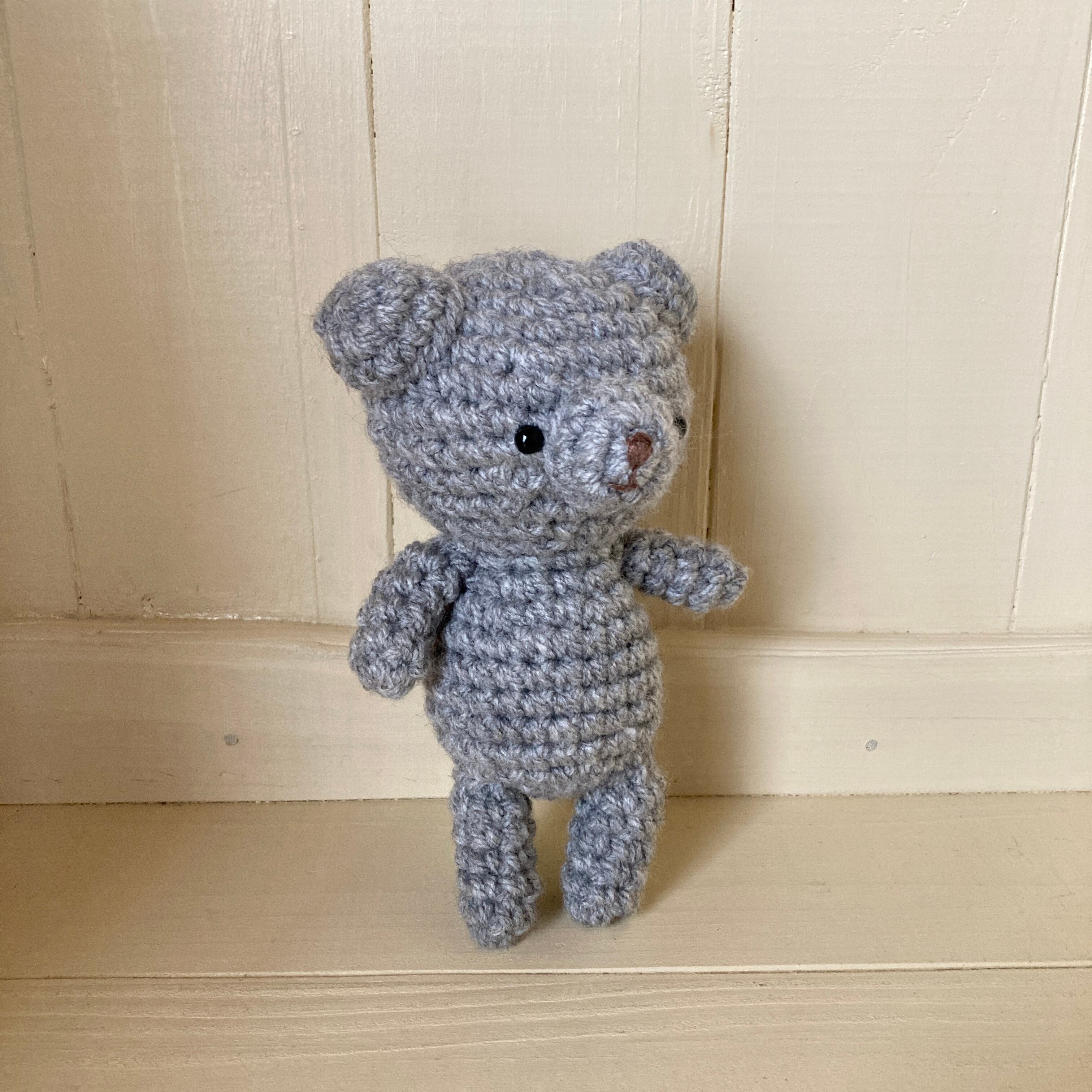 メンズくま」あみぐるみくま｜ぬい撮りも楽しめる癒しのぬいぐるみ