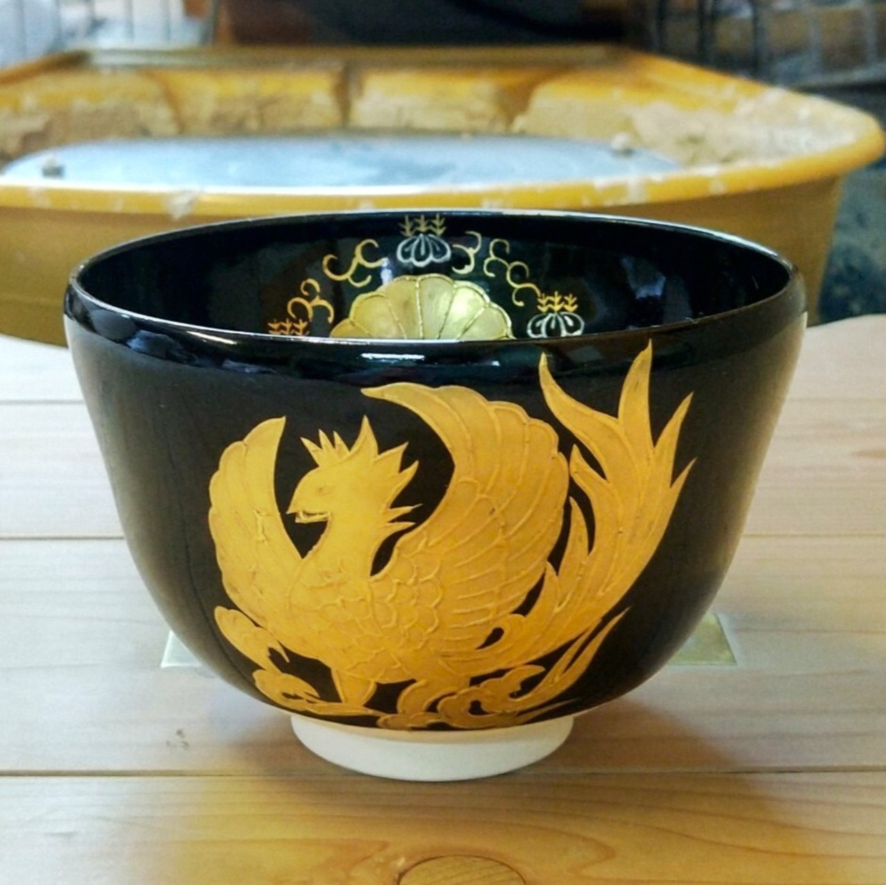 抹茶碗 黒釉金彩鳳凰 城岳作