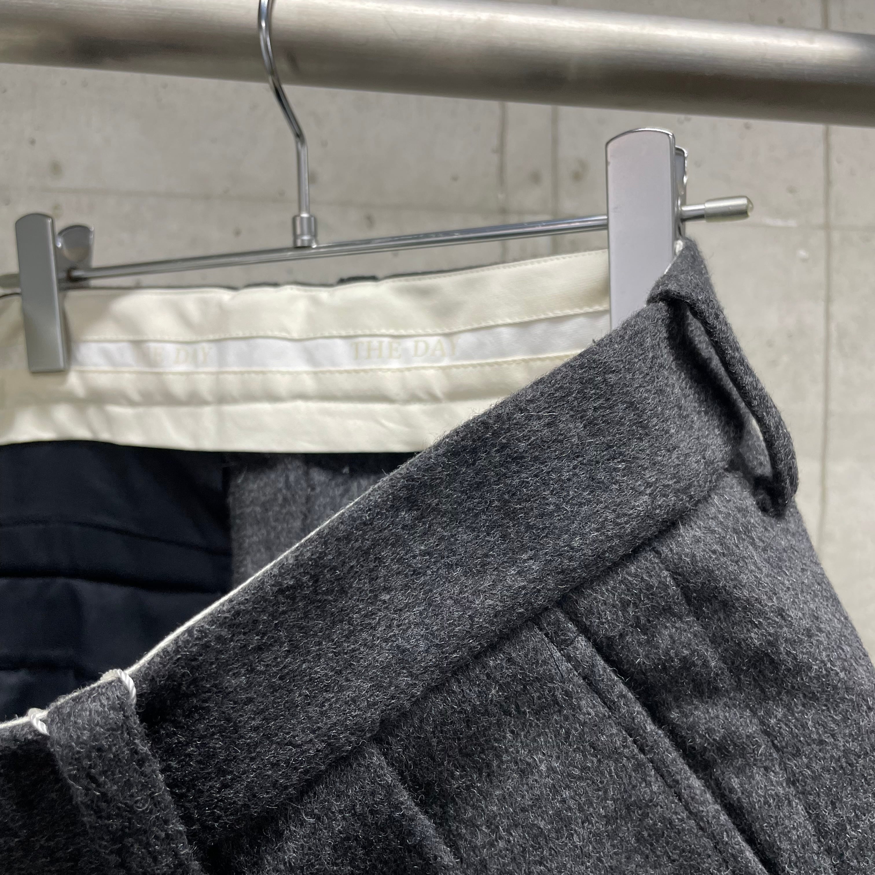 THE DAY】WOOL CASHMERE 2TUCK WIDE PANTS_GRAY | marfa store
