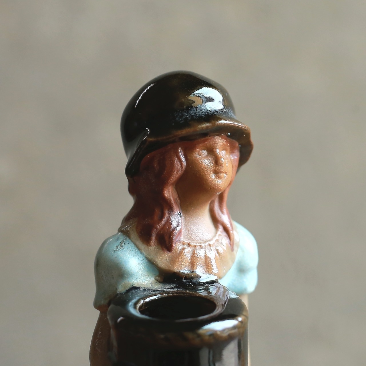 黄色いお花がかわいい、青いドレスのフラワーベース