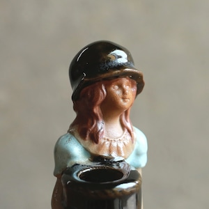 黄色いお花がかわいい、青いドレスのフラワーベース