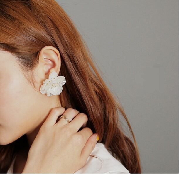 E 69 ホワイトフラワーbigモチーフピアス ウェディング ブライダルアクセサリーショップ Just Married ジャストマリッド E 69 ホワイトフラワーbigモチーフピアス ウェディング ブライダルアクセサリーショップ Just Married ジャストマリッド