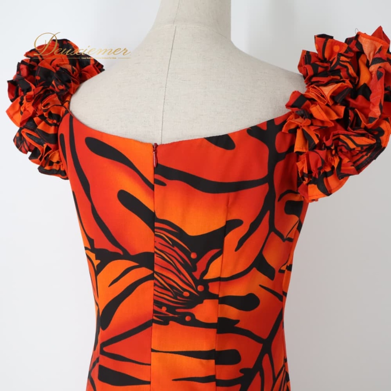 フラダンス 衣装 ワンピース ドレス オレンジ系 CCファッション ハワイ製 CC Fashions モンステラ柄 ハワイアンプリント オレンジ 橙 黒 アロハ フラ ダンス レッスン 練習 フリル袖 フレア 華やか 鮮やか おしゃれ ダンス衣装 ハワイアンダンス レディース ブラック系 イエロー系 フラワンピース フラドレス ハワイアン オフショルダー風 ないしょ風 フリル フレアスカート プリントワンピ 柄ワンピ モンステラリーフ 亜熱帯柄 アニマル柄 トラ柄 トラモチーフ カラフル 派手 可愛い