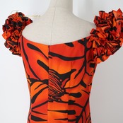 フラダンス 衣装 ワンピース ドレス オレンジ系 CCファッション ハワイ製 CC Fashions モンステラ柄 ハワイアンプリント オレンジ 橙 黒 アロハ フラ ダンス レッスン 練習 フリル袖 フレア 華やか 鮮やか おしゃれ ダンス衣装 ハワイアンダンス レディース ブラック系 イエロー系 フラワンピース フラドレス ハワイアン オフショルダー風 ないしょ風 フリル フレアスカート プリントワンピ 柄ワンピ モンステラリーフ 亜熱帯柄 アニマル柄 トラ柄 トラモチーフ カラフル 派手 可愛い