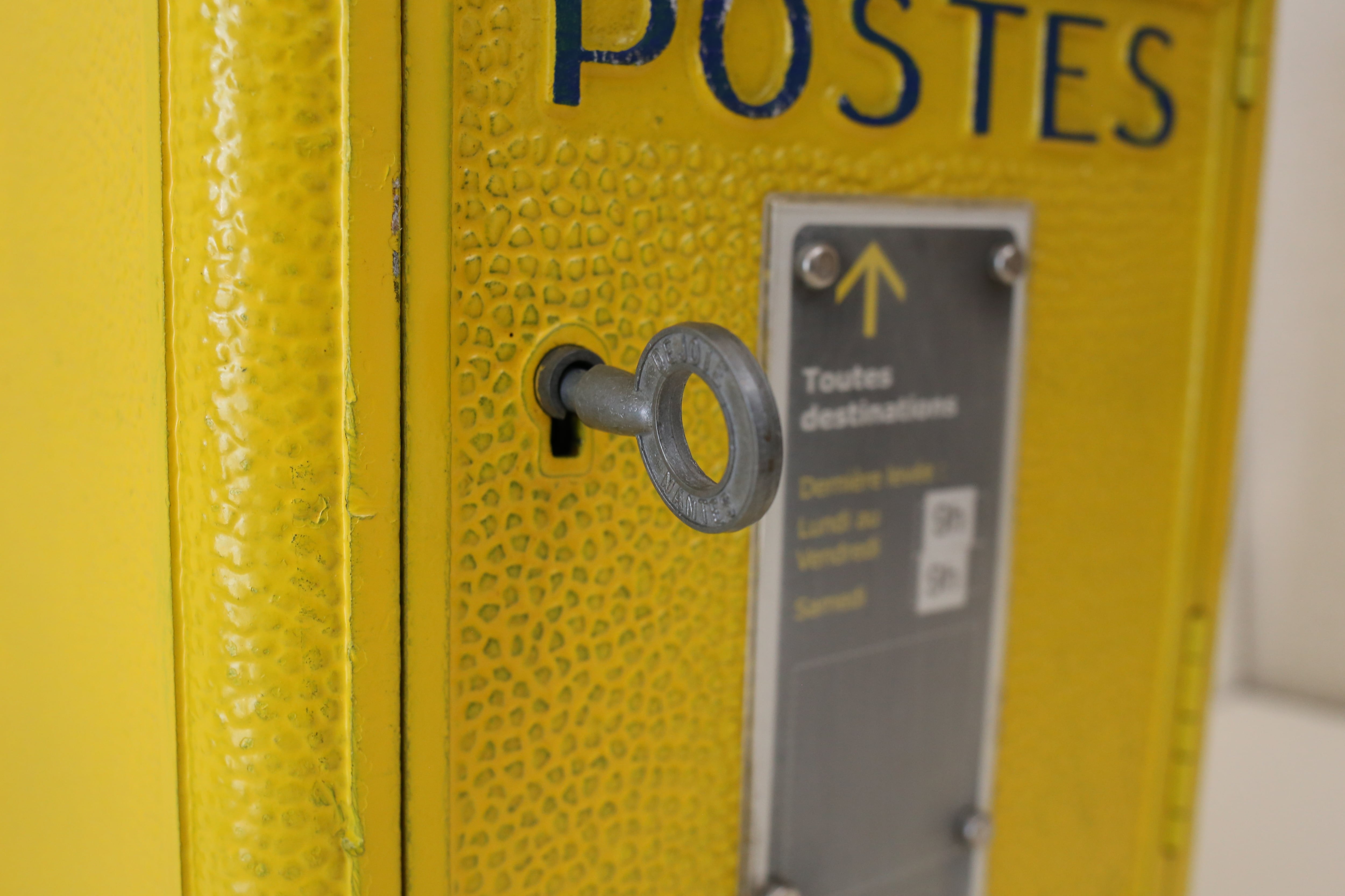 フランス 郵便局 LA POSTE ポスト | EMUPARIS