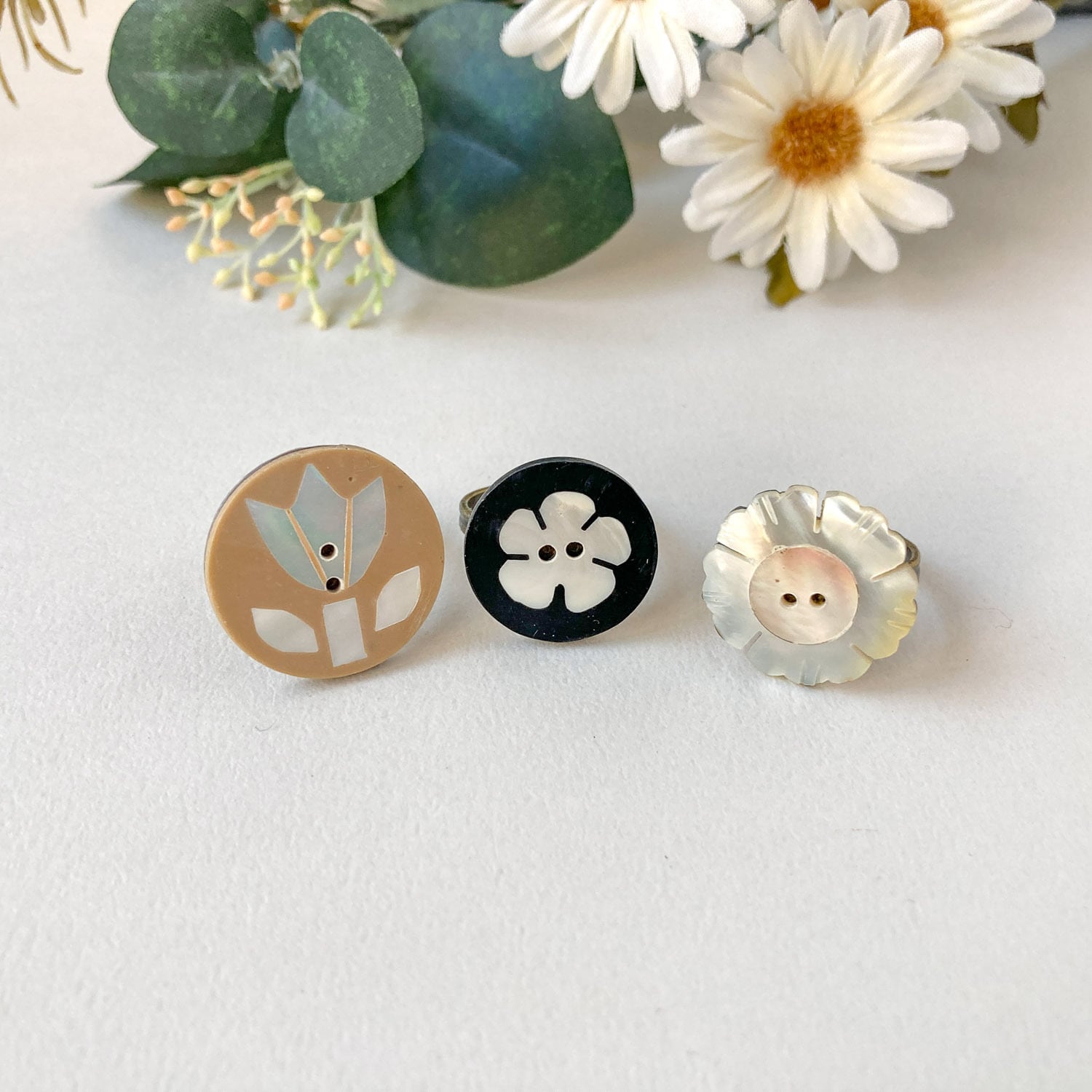 シェルボタンのリング 花