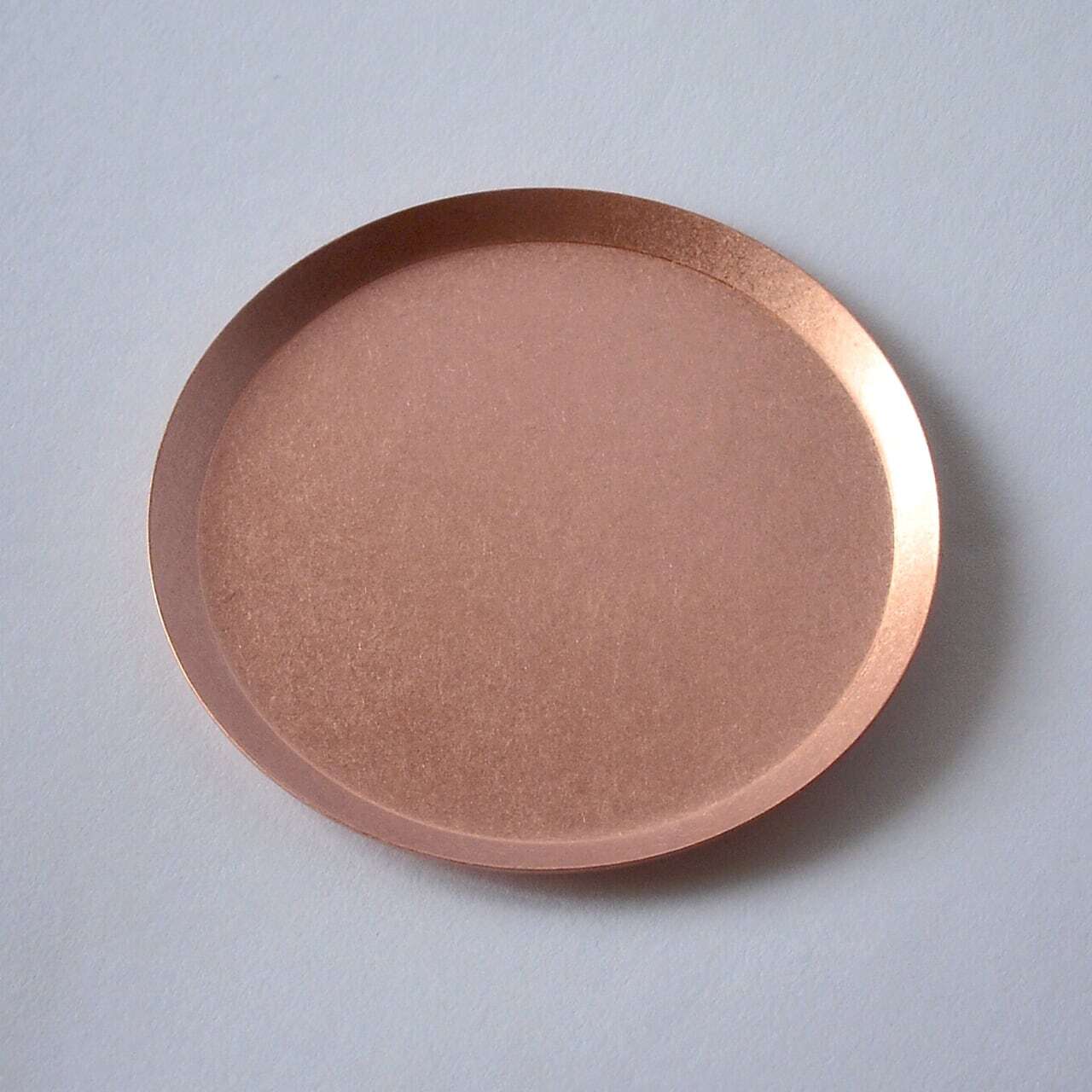シンプルデザインの銅トレイ》銅のラウンドトレイ（φ90mm）つや無し
