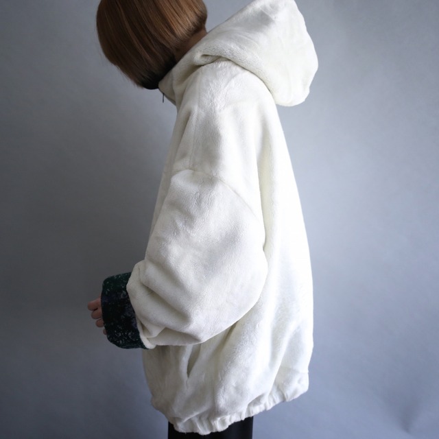 reversible design snow mountain scenery and white fleece jacket