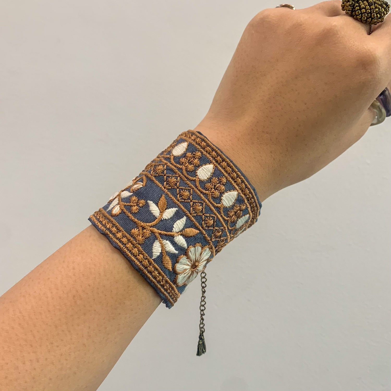 幅広インド刺繍のリボンブレスレット | Dua-アクセサリーパーツショップ
