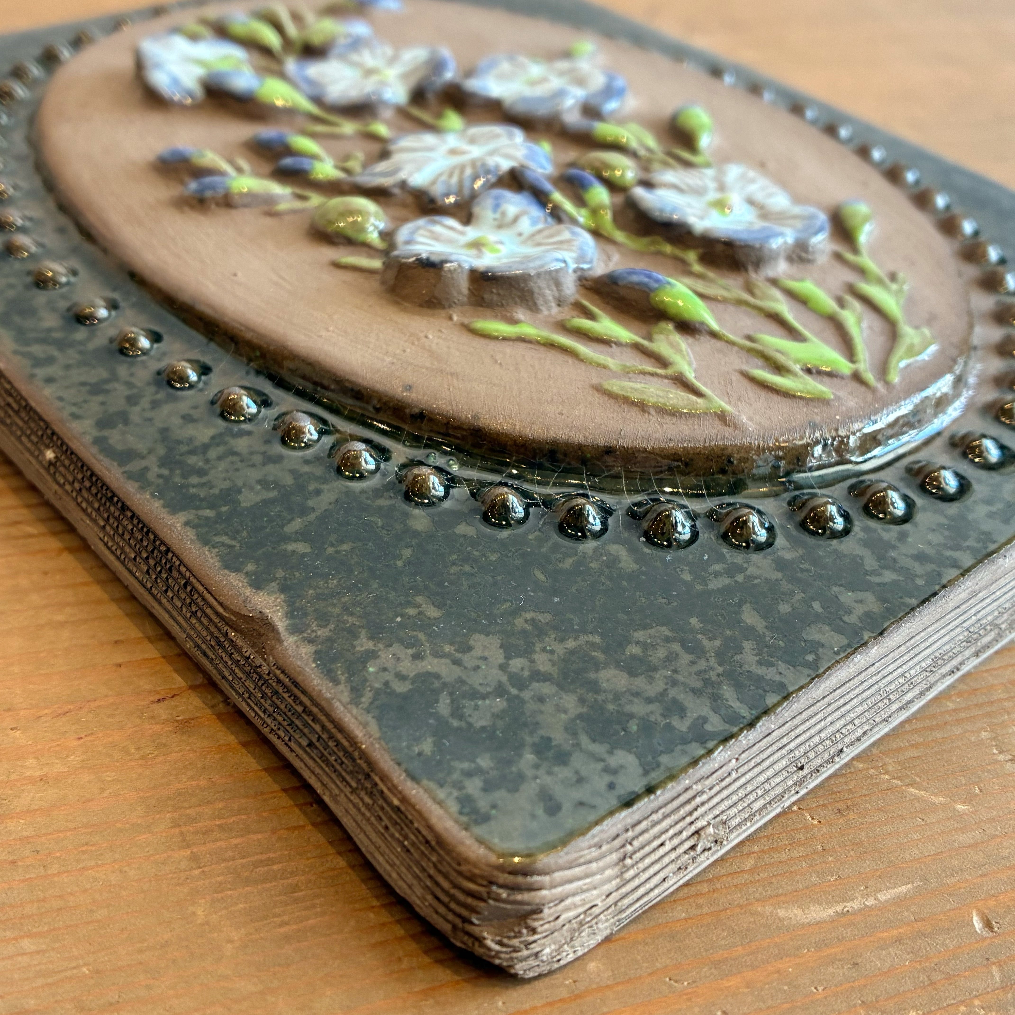 亜麻の花の陶板壁掛け【Jie Gantofta】 | POTLATCH