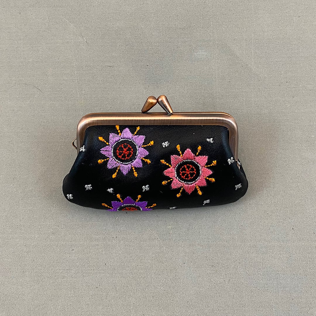 ミニがま口・印鑑ケースサイズ（黒に星のシンボル刺繍） No.02011-02