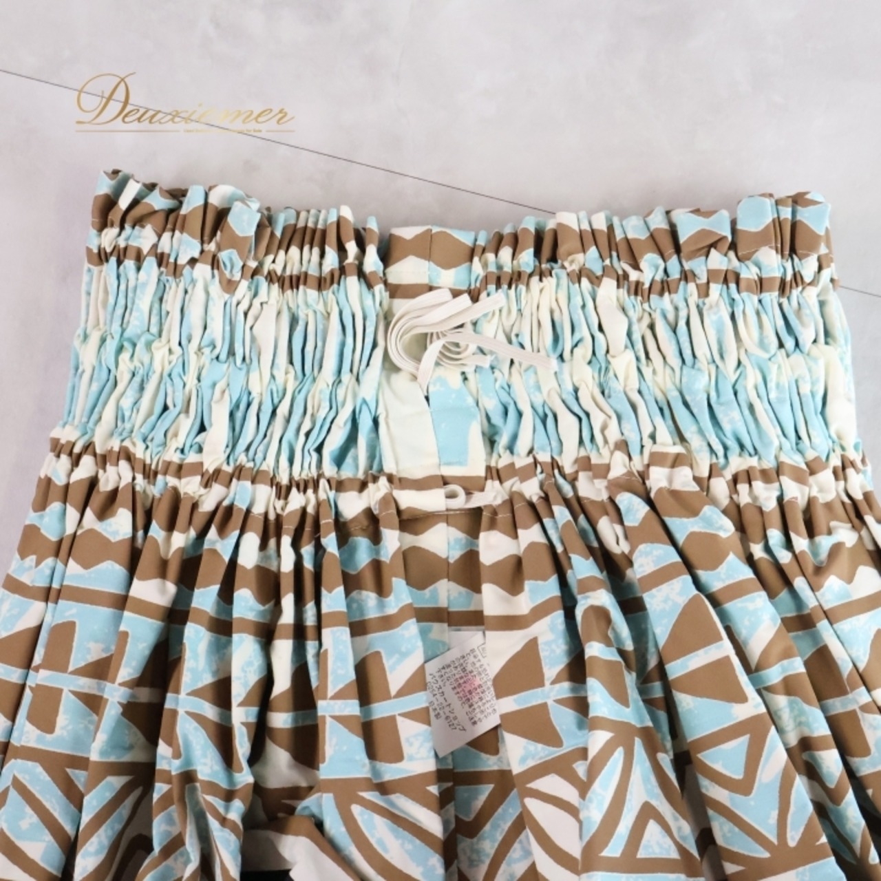 フラダンス 衣装 パウスカート ホワイト系 カヒコ柄 日本製 ハワイアン アロハ フラ ダンス レッスン 練習 シングル スカート フレアスカート ふんわり 華やか かわいい おしゃれ 上品 大人っぽい ブラック系 ブラウン系 ブルー系 白 黒 茶 水色 フリル 可愛い 軽やか トレーニング デザイン 柄物