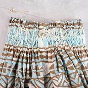 フラダンス 衣装 パウスカート ホワイト系 カヒコ柄 日本製 ハワイアン アロハ フラ ダンス レッスン 練習 シングル スカート フレアスカート ふんわり 華やか かわいい おしゃれ 上品 大人っぽい ブラック系 ブラウン系 ブルー系 白 黒 茶 水色 フリル 可愛い 軽やか トレーニング デザイン 柄物