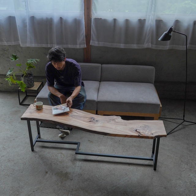 赤いラインが美しい 楠の一枚板　あると嬉しいリモコンラック付き ローテーブル センターテーブル