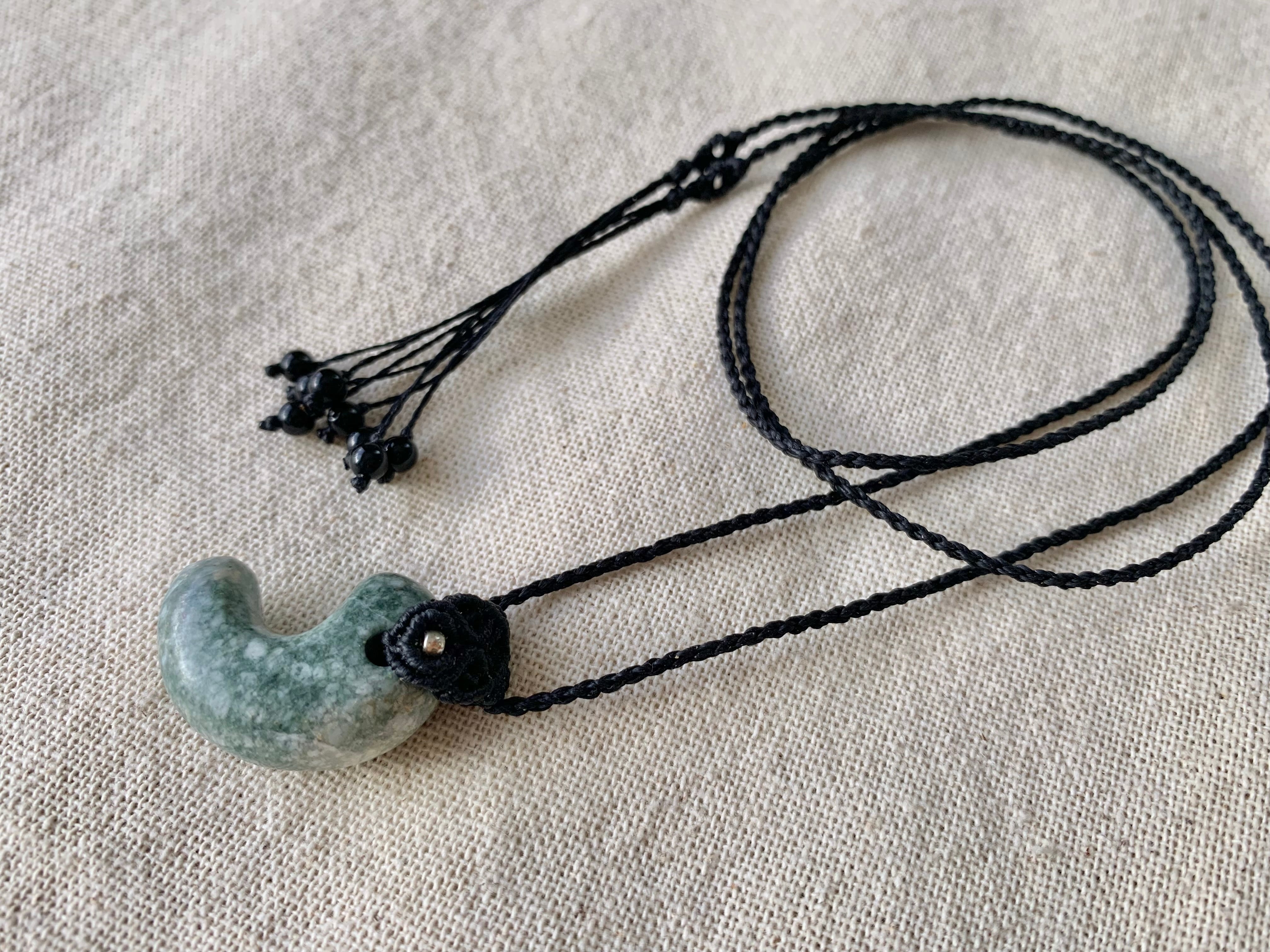 糸魚川産翡翠勾玉 ネックレス 1点もの | 糸魚川翡翠・天然石を使った