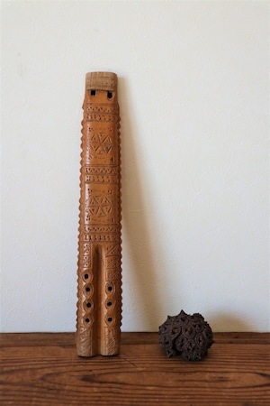 France  何か意味を持つ木彫りの笛