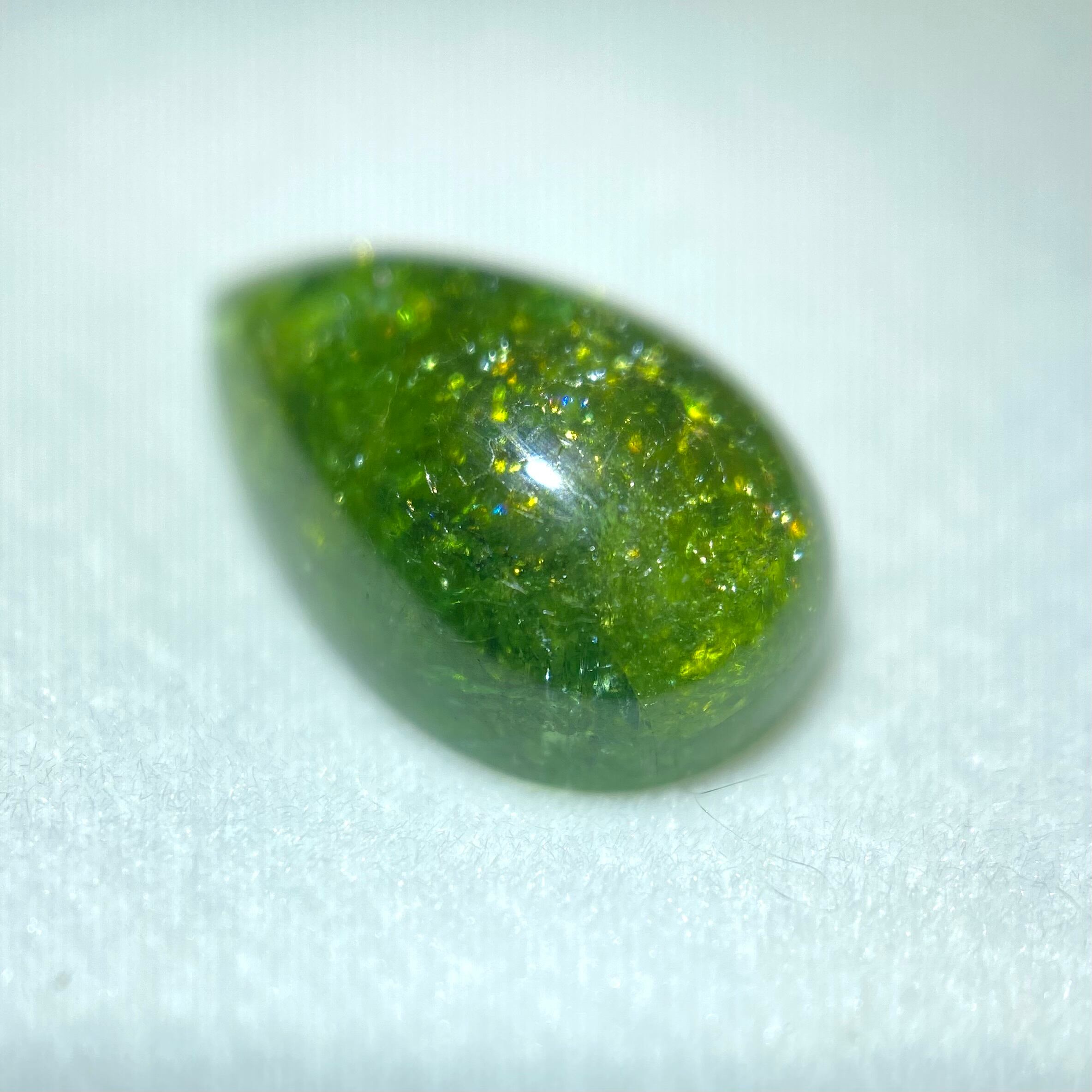 生命力感じるイリデッセンス入りトルマリン