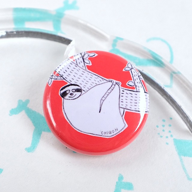 【CHIQON】ROUND 缶バッチ「ナマケモノ(あか)」