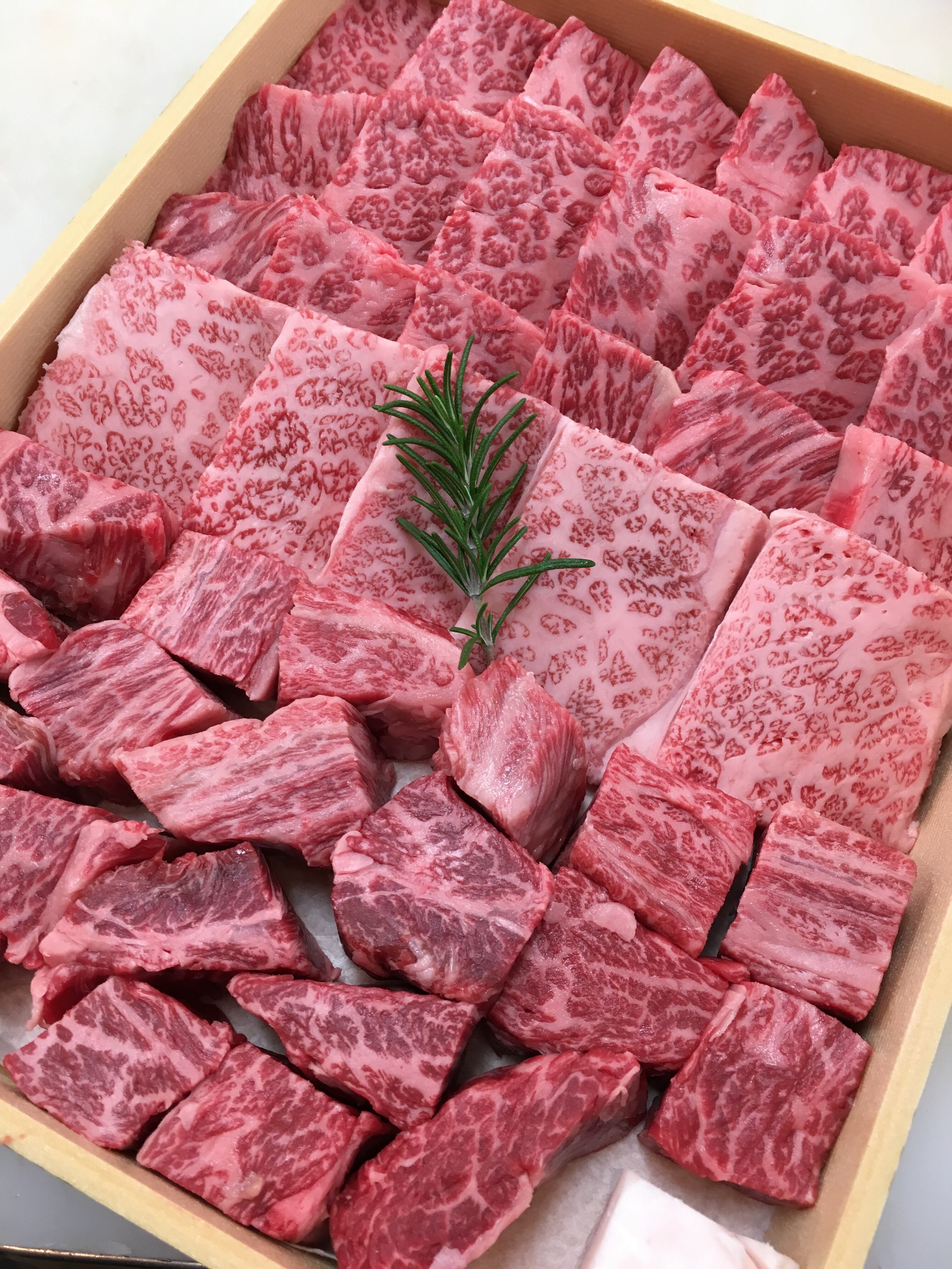 三代目にお任せ焼肉セット 1.8kg (9人前〜10人前) | 阿波黒牛の