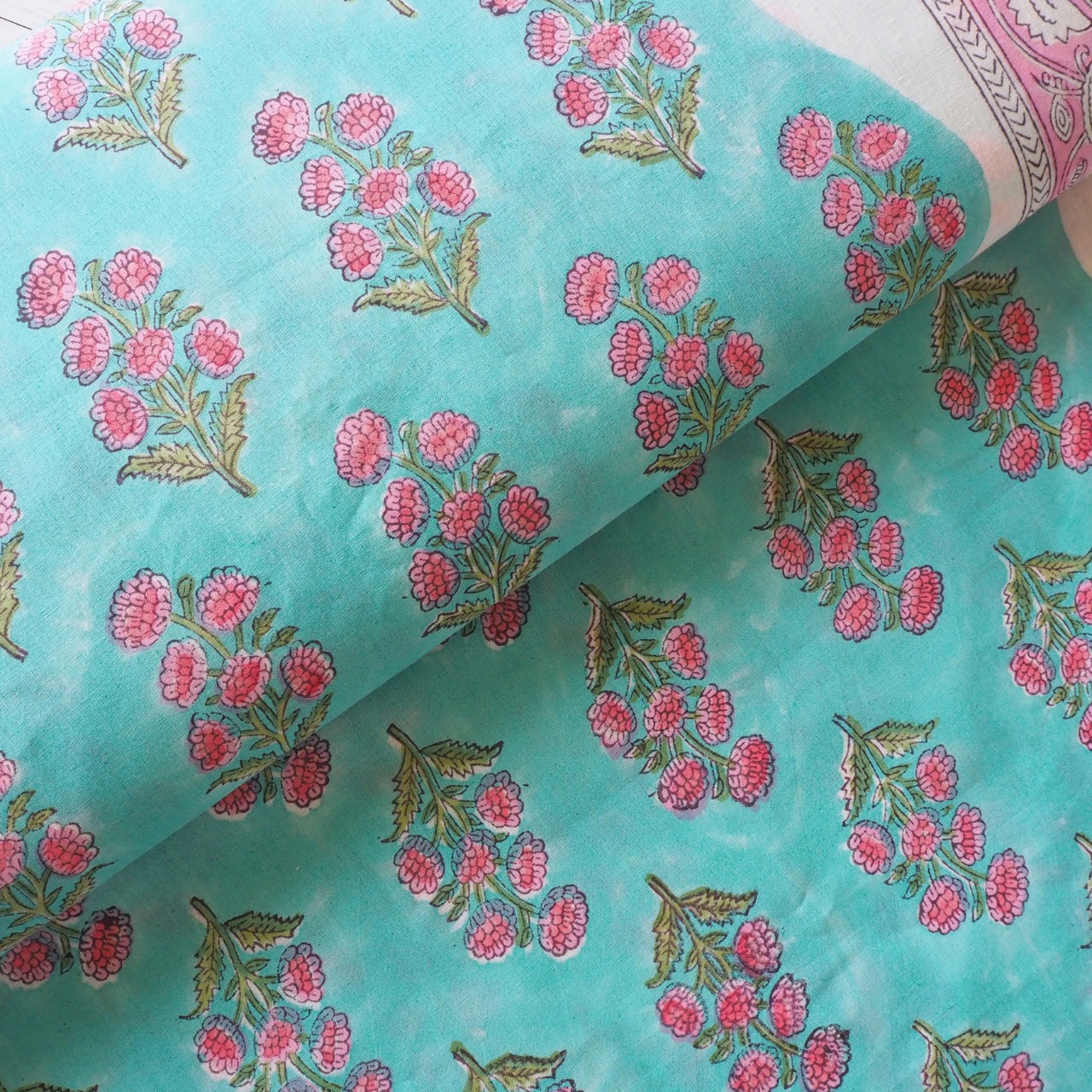 ブロックプリント生地【50cm単位】インド綿 片耳ボーダー付き 花柄A エメラルドグリーン×ピンク #19337-GR1【再入荷】