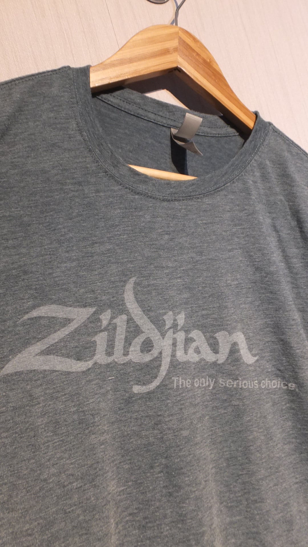 トルコ発祥のシンバルメーカー ジルジャン Zildjian 会社ロゴ トルコ発祥のシンバルメーカー ジルジャン Zildjian 会社ロゴ