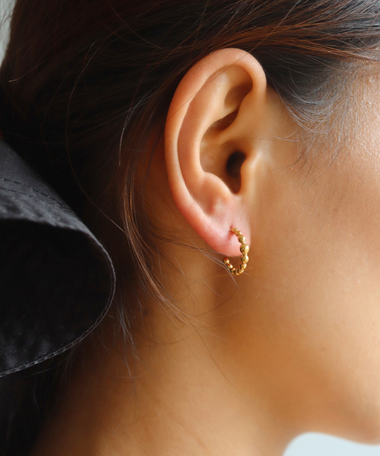シングルドットハーフフープピアス/023027