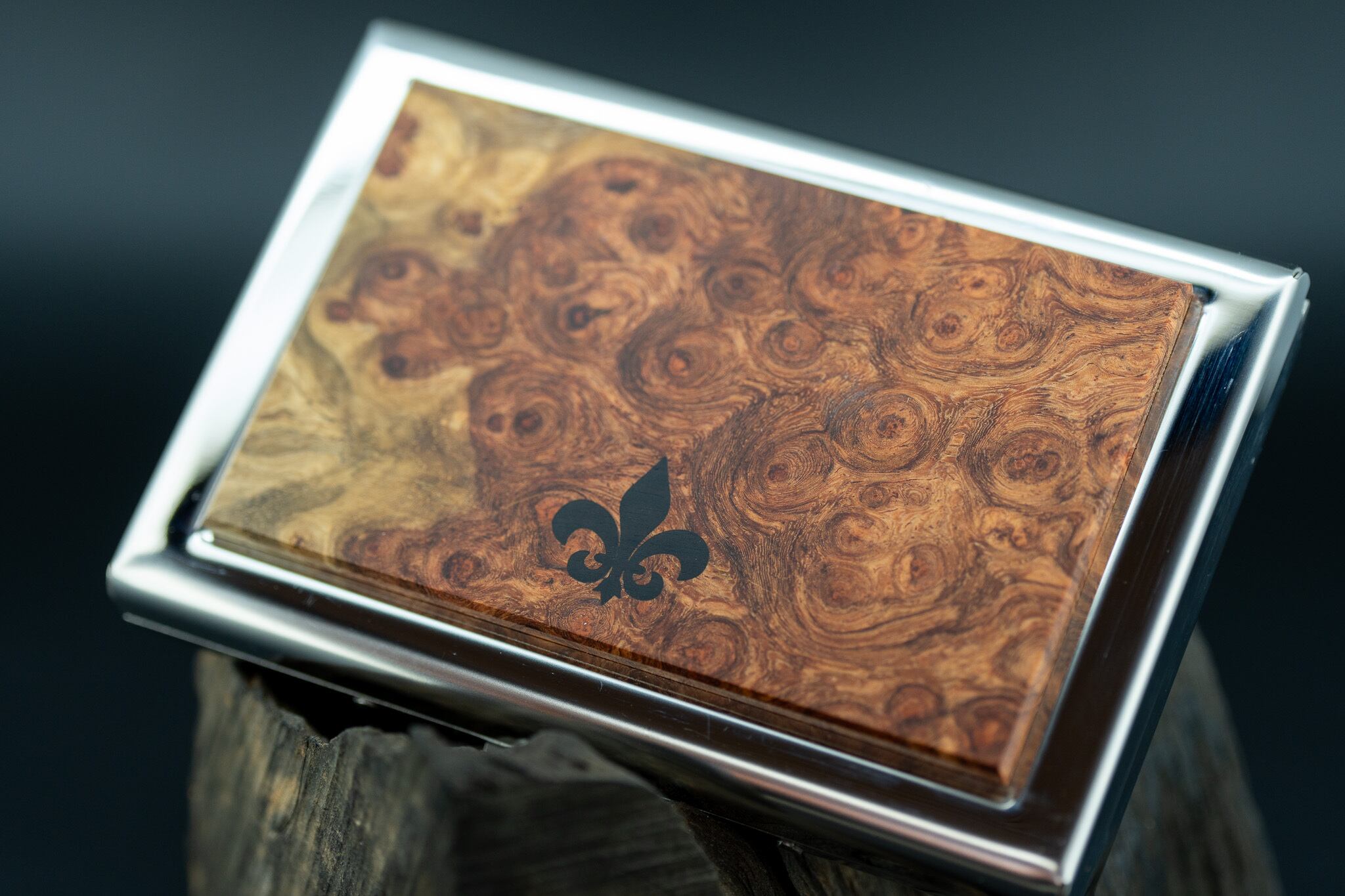 【朱色の銘木】 花梨瘤 紅白 カードケース silver フルールドリス 象嵌