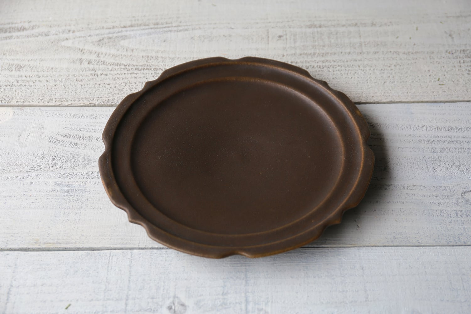 サビ釉 彫刻皿8寸 | 古谷製陶所