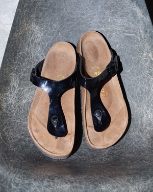 "BIRKENSTOCK" GIZEH, enamel thong sandals / glossy black / Made in GERMANY / SIZE : 40 (26cm)